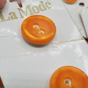 Botões Vintage - lote de 2 La Mode combinando 1 cartão laranja e branco NOS 3/4" 19 mm (jun 101 21)