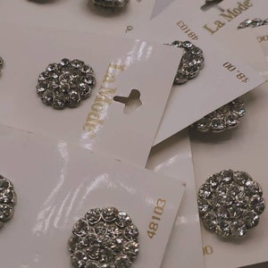 Botões vintage 2 combinando, 1 cartão de metal 3/4 pol., 19 mm, La Mode com strass em metal prateado (c69)