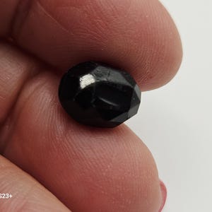 Puede incluir: Un juego de tres tazas de cerámica con un acabado mate moteado. Las tazas son en tonos crema, gris claro y gris oscuro. Cada taza tiene un diseño simple y minimalista y un asa redondeada.