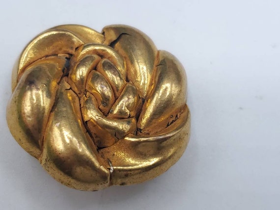 Vintage  Button 1 , 1 3/8" 38m molded flower gold metal design (Feb 54 21)