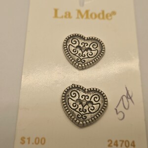 Botão Vintage - 1 cartão, 2 botões pequenos de 5/8" 16 mm combinando, cartão NOS, design de coração em metal prateado da marca La Mode (jun 721 24)