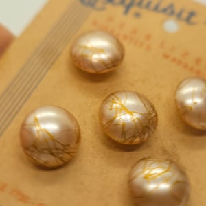 Botón vintage - 5 hermosos botones pequeños de 16 mm, de vidrio pintado, color champán perla artificial, detalles dorados, vástagos, tarjeta exquisita (mar 658 24)