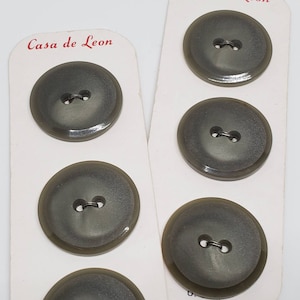 Botones Vintage - 2 tarjetas, 6 botones verde oliva. Nuevos, en cartulina antigua, grandes, marca Casa De Leon, 1", 25,5 mm (agosto 2013).