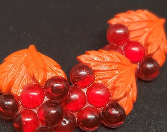 Vintage Button -3 novelty grapes, fruit, red cluster realistic plastic design 1940&#39;s ( sept 699 22)