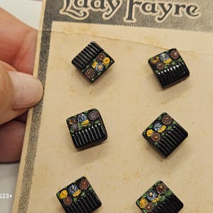 ヴィンテージボタン、1930年代の黒の四角い花柄ガラスカード、オリジナルカード6枚、シャンクバックLady Fayre 7/16インチ 11 mm（1月16日～25日）