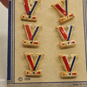 Vintage Buttons - 1 original card of 6 Realistic goofy plastic V, VDay, Victorian, end of WW11, 1940's plastic designs(jun 17 25)