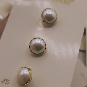 Botões Vintage - 3 botões pequenos, 1 cartão, novo estoque antigo, ouro cardado metalizado com design de pérola falsa, La Mode (C 9)