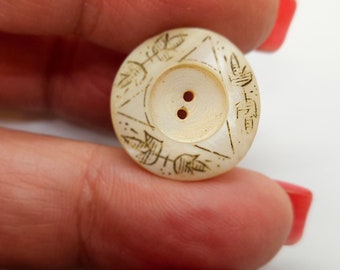 Vintage Buttons - 1 mother of pearl,incised small size, 11/16" 17.5mm, sew thru(dec 180 23)