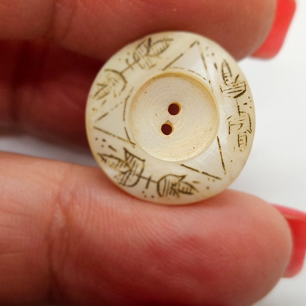 Vintage Buttons - 1 mother of pearl,incised small size, 11/16" 17.5mm, sew thru(dec 180 23)