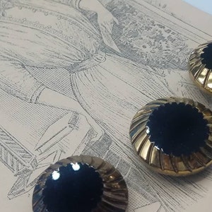 Vintage Buttons - lot of 5 beautiful black gold center luster design medium size self shank glass on Vintage graphics card ( nov 577 20)