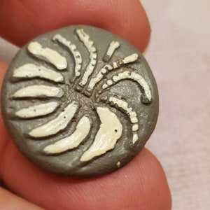 Vintage Button, 1 medium size 7/8 inch, 22mm grey and white painted wood design (oct 159 22)