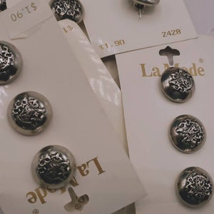 Botão Vintage - 1 cartão, 3 botões pequenos de 5/8" 16 mm combinando, cartão NOS, design com crista em metal prateado da marca La Mode (c100)