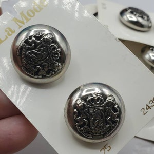 Botão Vintage - 1 cartão, 2 botões médios de 7/8" 23 mm, cartão NOS, design de metal com crista prateada, marca La Mode (c27)