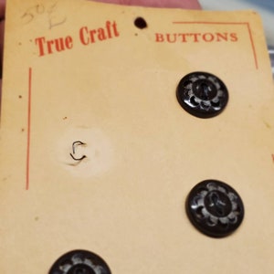 Botones vintage: 1 tarjeta, 3 botones de flores en blanco y negro. Nuevos, en cartón antiguo, marca True Craft, pequeños, 13 mm (5 de enero de 2023).