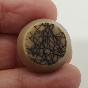 Vintage Buttons - lot of 1 medium 13/16" 20.5mm, early plastic Mid Century Modern abstract design (jun 97 22)