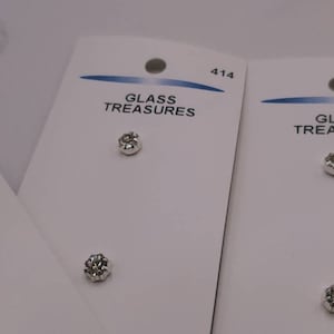 Botones antiguos: 1 tarjeta, 2 botones. Stock antiguo nuevo, metal plateado en cartulina, pequeños cristales de 0,63 cm, marca JHB de principios de la década de 2000 (C 51).