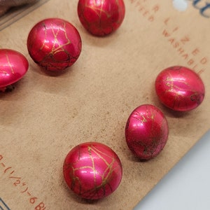 Botón vintage - 6 hermosos botones pequeños de 1/2 pulgada, 13 mm, de vidrio pintado con imitación de perla de color rosa intenso, detalles dorados, vástagos, tarjeta exquisita (feb 401 24)