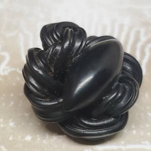 Vintage Buttons - Lot of  1 mid size, 7/8&quot;, 22mm Mid Century Modern, extruded noodle celluloid black design(apr 196 23)