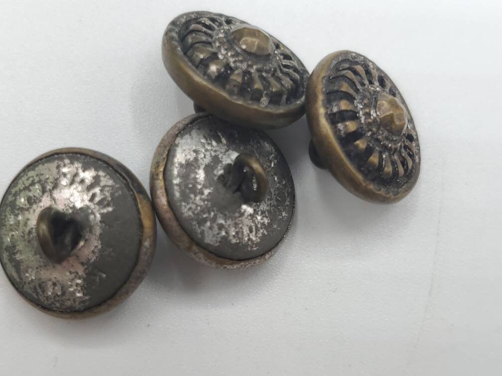 よく見る「芸能人が愛用 Vintage Buttons 4 Matching Filigree Antique Silver Metal クリアファイル