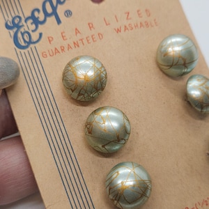 Botón vintage - 6 hermosos botones pequeños de 1/2", 13 mm, de vidrio pintado, color plateado perlado, detalles dorados, vástagos, tarjeta exquisita (feb 407 24)
