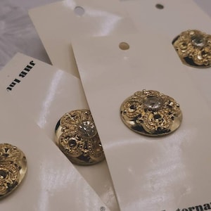 Botones vintage: 1 mediano, 1 tarjeta, 7/8" (nuevos, de stock antiguo), en plástico metalizado en bronce, con diseño de flor de diamantes de imitación, marca JHB, década de 2000 (C 91)