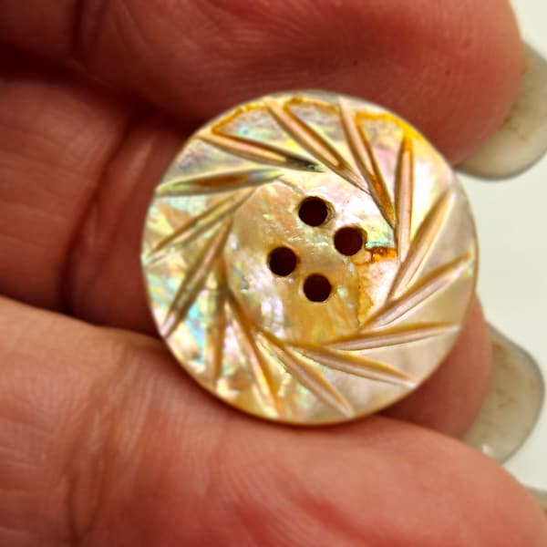 Vintage Button 1, beautiful iridescent Mother of Pearl Victorian, 11/16" 17.5mm(feb 76 24)