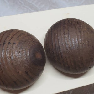 Botão Vintage - 2 botões grandes de 1 1/4" 32 mm combinando, 1 cartão redondo de madeira de nogueira, marca La Mode (agosto 570v22)