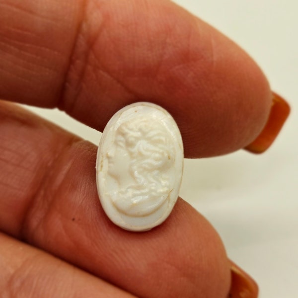 Vintage Buttons - lot of 1 white glass, lady cameo design Victorian small oval 9/16" 14 mm(mar 970 24)