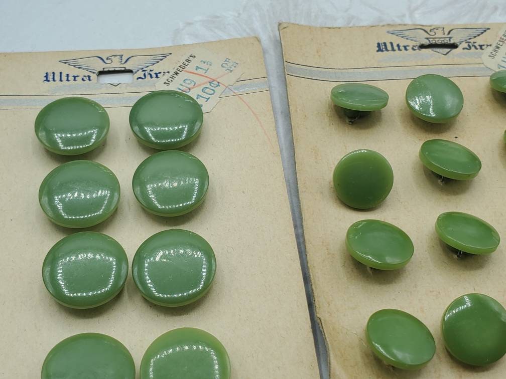 Green Indent Centre 1940's  Plastic Buttons 2 Cards 16 