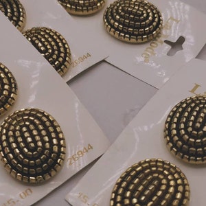 Botão Vintage - 1 cartão, 2 botões grandes de 1 1/8" 28 mm, cartão NOS, design espiral em acrílico metalizado dourado, marca La Mode (c82)