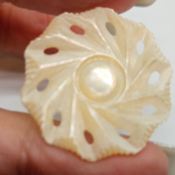 Vintage Buttons - 1 mother of pearl, large incised and pireced design, beautiful 1 " 25.5mm (feb 140 24)