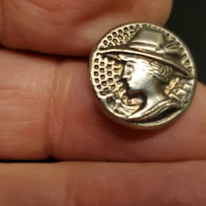 Vintageknapp - 1, 9/16", 14 mm 1930-tals nickelmetall Dam i hatt-design, NOS, säljareprov (sept 430 22)