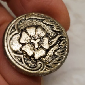 Vintage Button, 1 beautiful embossed pewter floral metal, Victorian, 13/16 inch, 20.5mm ( oct 676  22)
