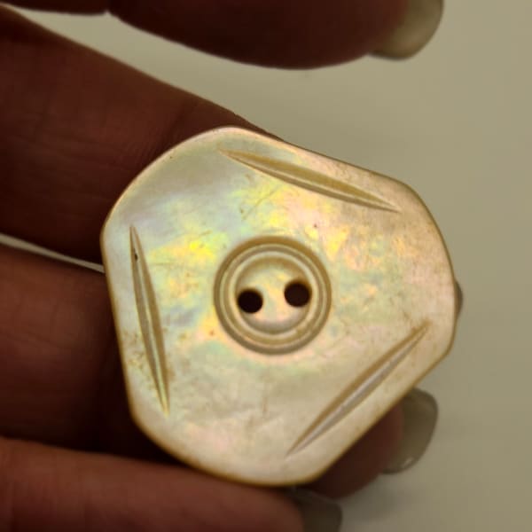 Vintage Buttons - 1 mother of pearl, large incised design, beautiful 1 1/8" 28mm (jan 284 24)