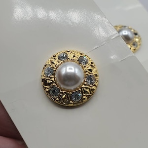 Botones vintage - tamaño mediano, 1 tarjeta de 3/4". Stock antiguo nuevo, en cartulina, con diseño de flor de plástico metalizado en bronce y diamantes de imitación, perla sintética, JHB, década de 2000 (C 4).