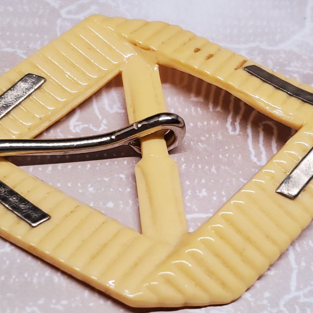 Vintage Belt Buckle -1 Extra Large Cream Color Light Weight  display picture 3