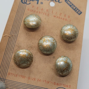 Botón vintage - 5 hermosos pequeños de 5/8 pulgadas, 16 mm, perla sintética de vidrio fundido plateado pintado, detalles dorados, vástagos, tarjeta exquisita (feb 406 24)