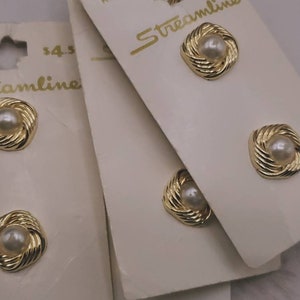 Botones Vintage - 2 botones pequeños, 1 tarjeta Nuevo stock antiguo, cardado metalizado en dorado con diseño de perla falsa, marca Streamline (C 73)