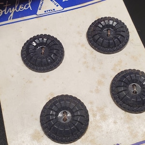 Botones vintage - 1 tarjeta, 4 botones negros. Nuevos, en su estado original. Marca con estilo, tamaño mediano de 3/4" (19 mm) (agosto de 1977, 2002).