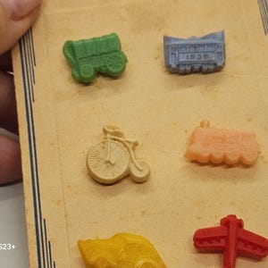 Vintage Knöpfe - 1 Originalkarte mit 6 realistischen goofy Plastik-Transportation 1930er Plastikdesigns (jun 18 25)