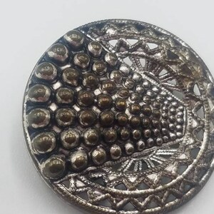 Vintage button, 1 beautiful, mesh look pierced and molded  1 1/8 inch, large, Victorian, pewter color  (nov 552 20)