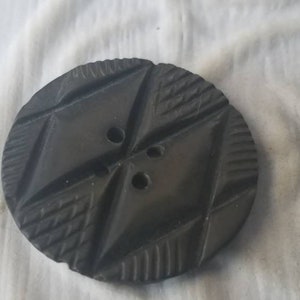 Vintage Button 1 large size mother of pearl  dark tone iridescent carved beautiful collector beautiful Victorian (jan 103 19)
