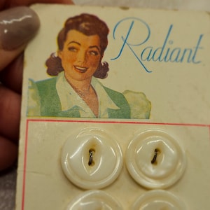 Botones vintage: lote de 4 botones a juego en una sola tarjeta. Hermosos botones de nácar mediano de 17,5 mm (11/16"), NOS, en tarjeta de la marca Radiant Pearl (julio de 1945).