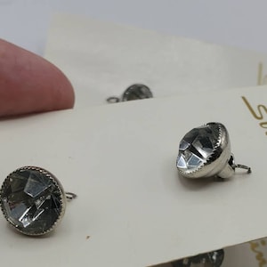 Botones Vintage - 2 botones pequeños, 1 tarjeta Nuevo stock antiguo, metal plateado cardado, pedrería de cristal marca Streamline (C 10)