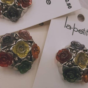 Botones vintage: 1 grande nuevo de stock antiguo, 1 tarjeta acrílica con múltiples flores de la marca La Petite de principios de la década de 2000 (C 59)