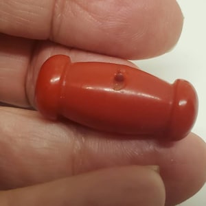 Vintage Buttons- Lot of 1 large 1 &quot;, 25.5mm novelty design 40&#39;s, red Bakelite toggle  (jun 475 22)