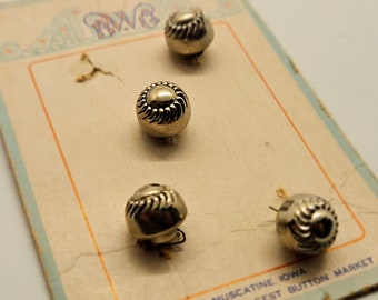 Vintage knopen, 4 kleine bijpassende zilveren balletjes metaal, BW co. schachten, NOS gekaard 1/3" 8,5 mm (apr 168 24)