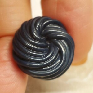 Vintage Buttons - Lot of  1 mid size, 3/4&quot;, 19mm Mid Century Modern, extruded noodle celluloid black unique design(mar 124 23)