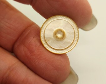 Vintage Buttons - 1 mother of pearl incised small size, 5/8" 16mm, metal shank(jan 264 24)