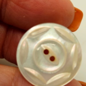 Vintage Buttons - 1 mother of pearl, iridescent incised collector beautiful 7/8" 22mm (nov 390 23)